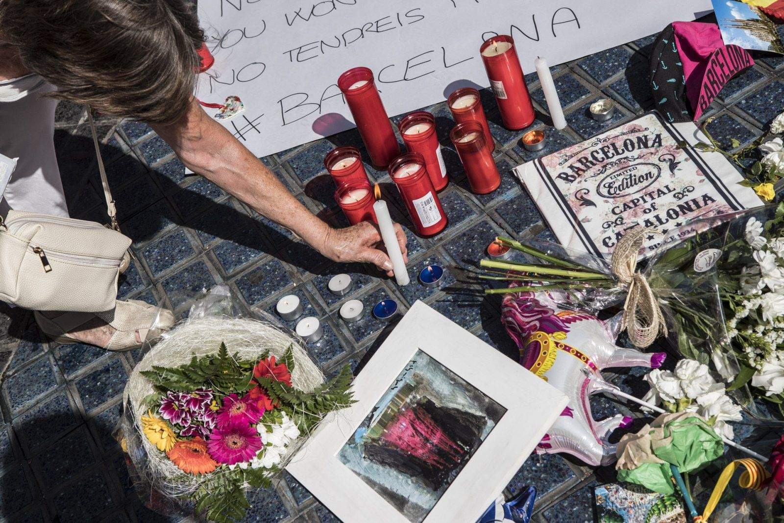Mostres de solidaritat amb les victimes de l'atemptat a Barcelona FOTO: Jordi Borràs / El Món