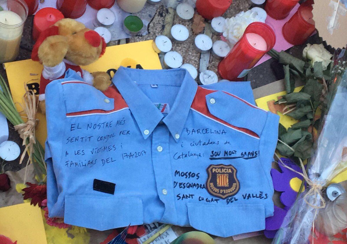 La camisa de mossos de Sant Cugat a La Rambles FOTO: Pere Soler