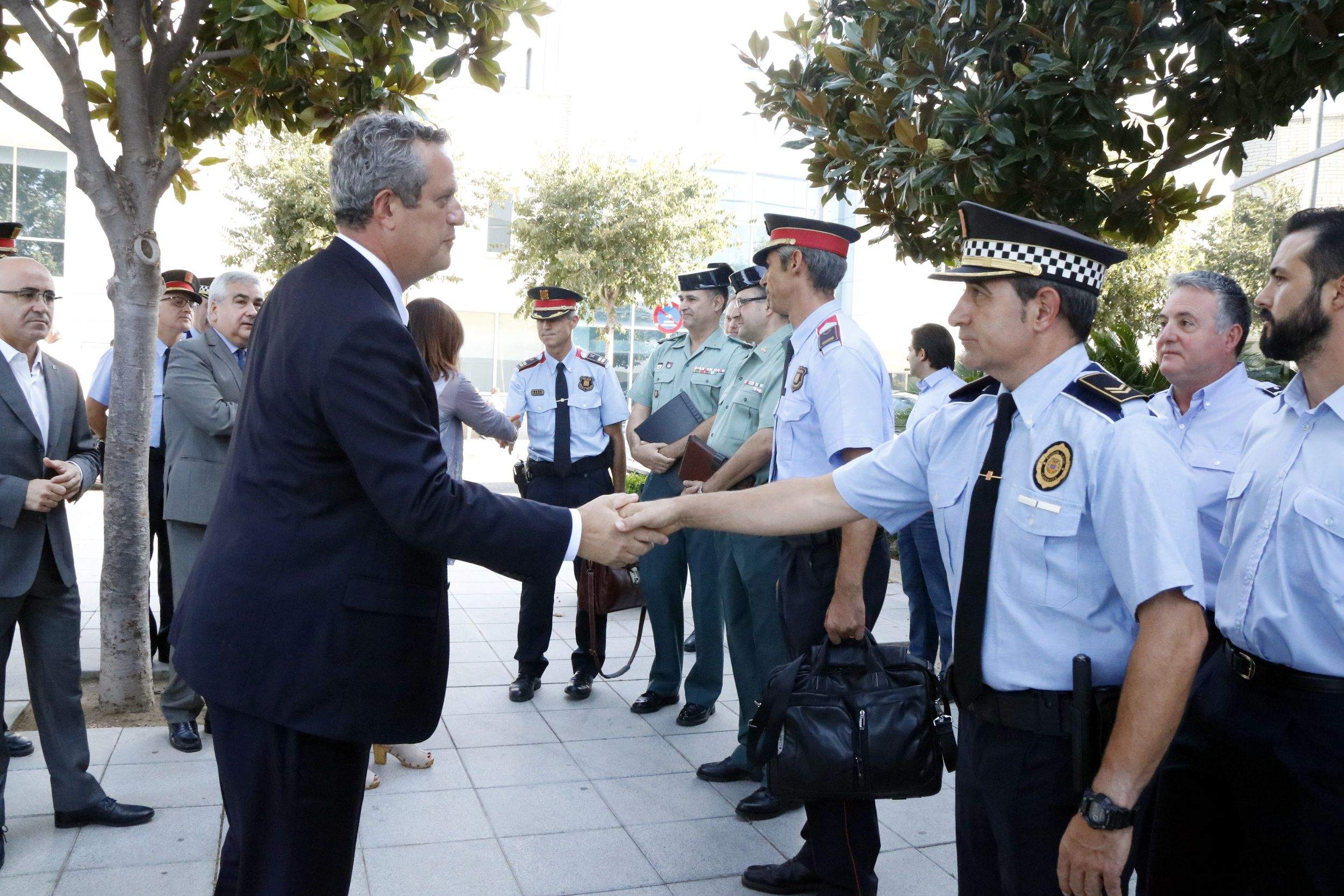 El conseller d'Interior, Joaquim Forn, saludant els responsables dels cossos policials a Cambrils FOTO: ACN