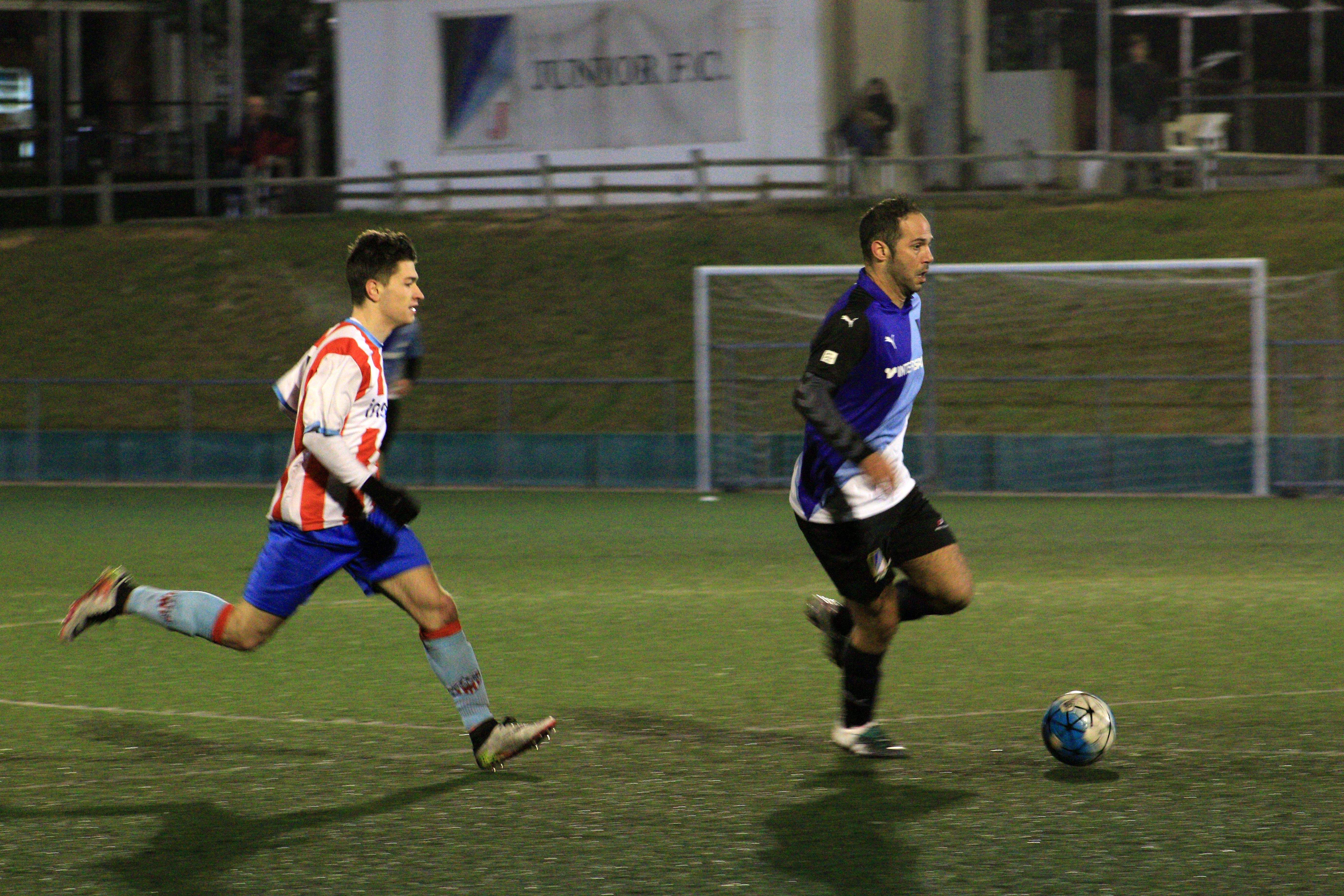 Alex Pérez és un dels 8 futbolistes que segueixen al primer equip de futbol del Junior FC. FOTO: Lali Álvarez