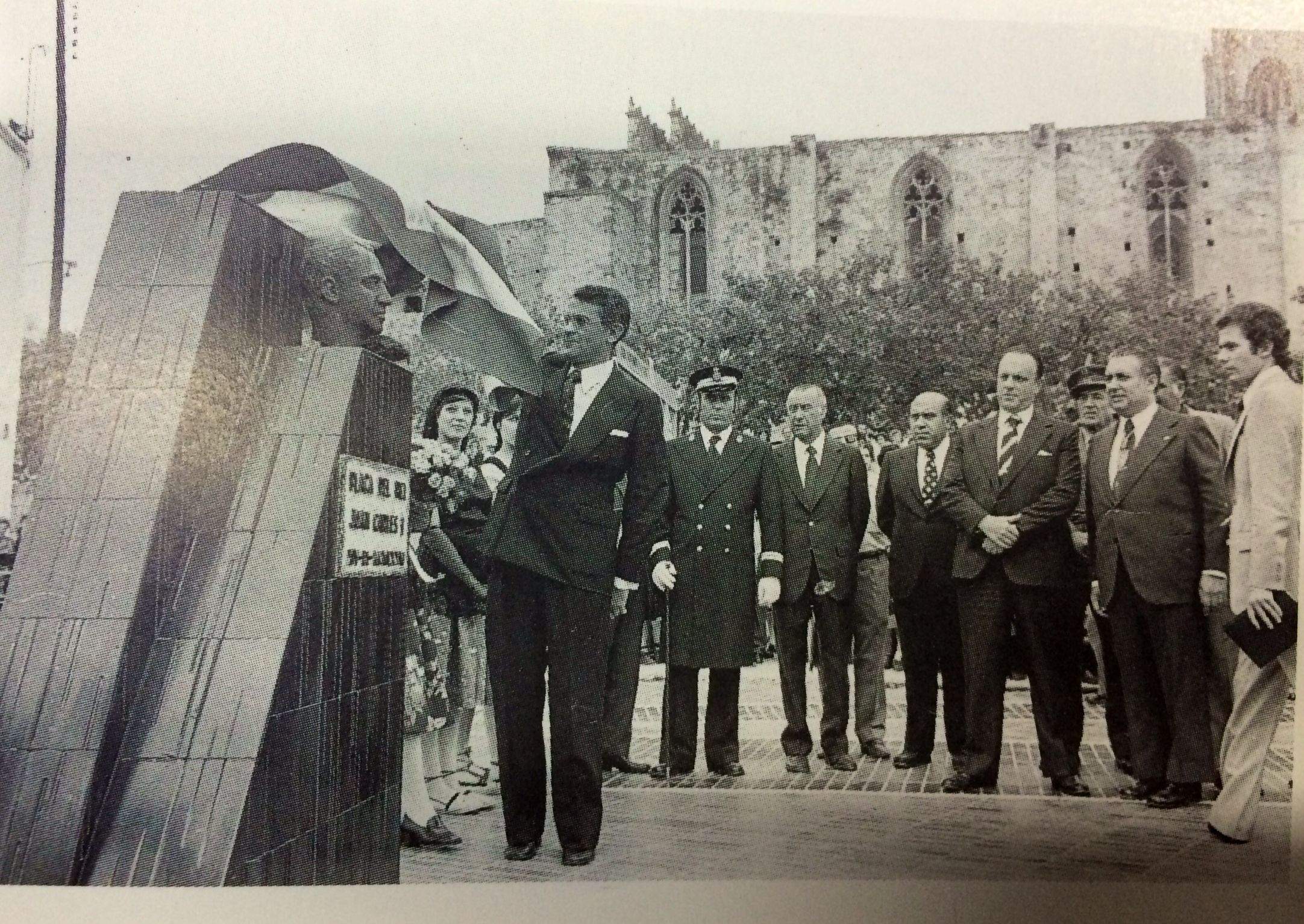 Inauguració del bust del rei, el 1976, amb Manuel Fraga entre altres 