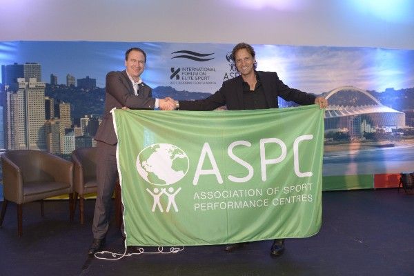 Brendon Goodenough (Durban 2017) i Francesc Cos (Barcelona 2019), amb la bandera de Fòrum. FOTO: CAR Sant Cugat 