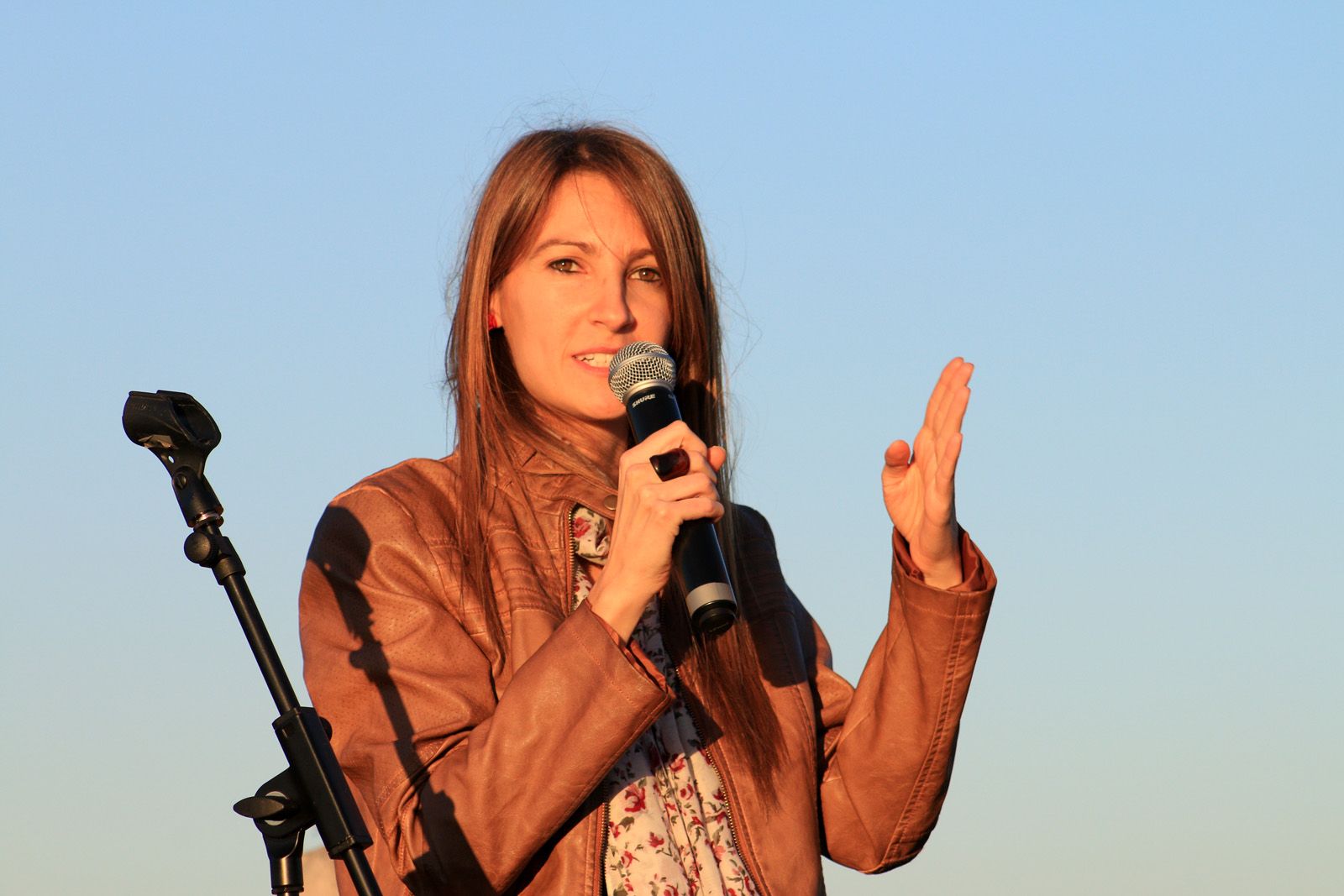 Mònica Usart durant la inauguració de l'escultura de Pep Codó al Turó de Can Mates. FOTO: Lali Álvarez