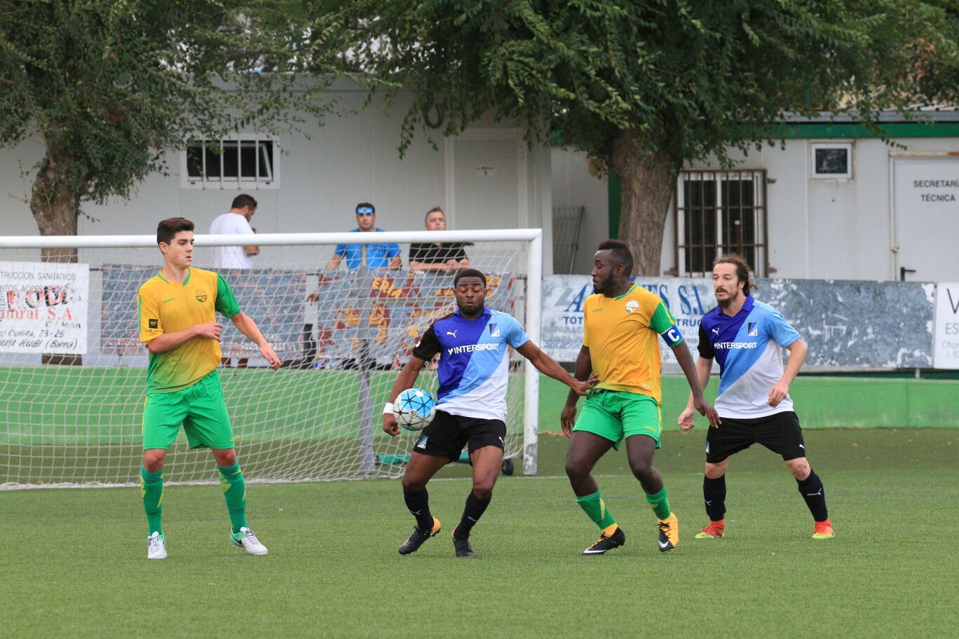 L'àrbitra del partit no ha assenyalat un clar penal al davanter del Junior FC, Rafiu Abu, en el minut 8 del segon temps. FOTO: Lali Álvarez