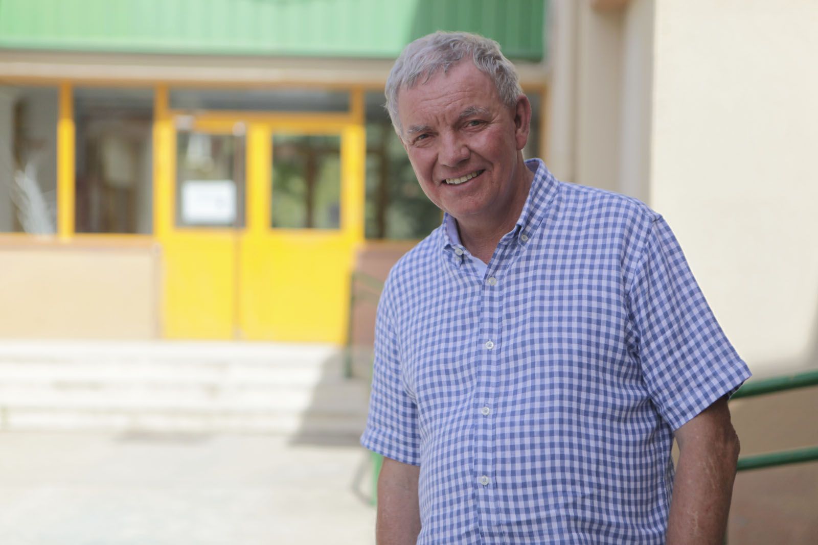 Francesc Carbó davant l’escola Ferran Clua de Sant Cugat.  Foto: A. Ribera