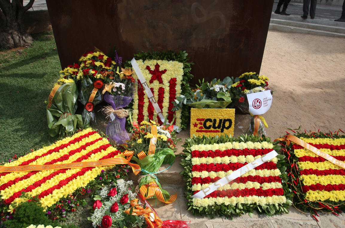 Ofrena floral al monument de Rafael Casanova a Sant Cugat FOTO: Arxiu