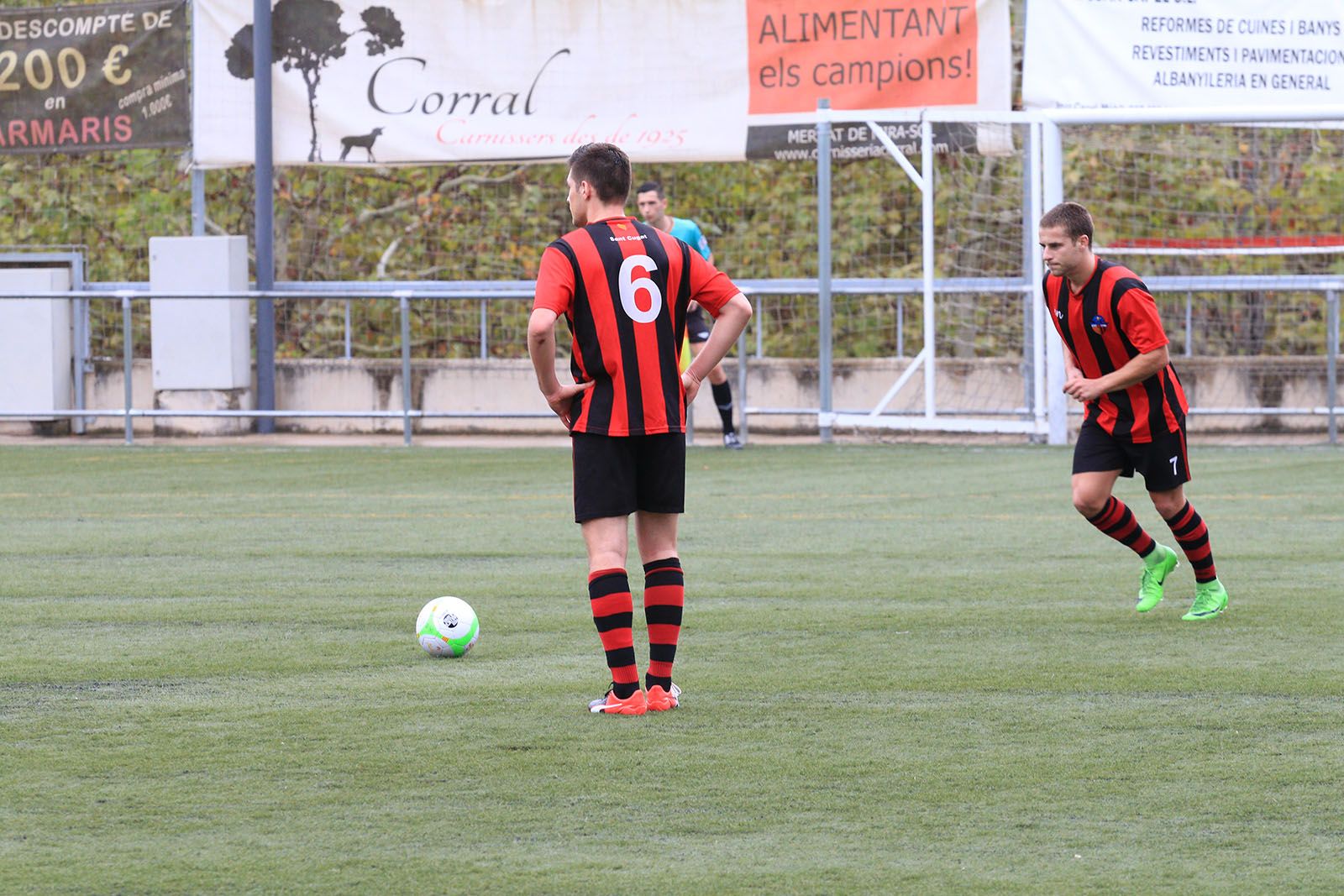 Ferran Roca, amb el dorsal 7, ha estat l'autor del primer gol del partit. FOTO: Lali Álvarez
