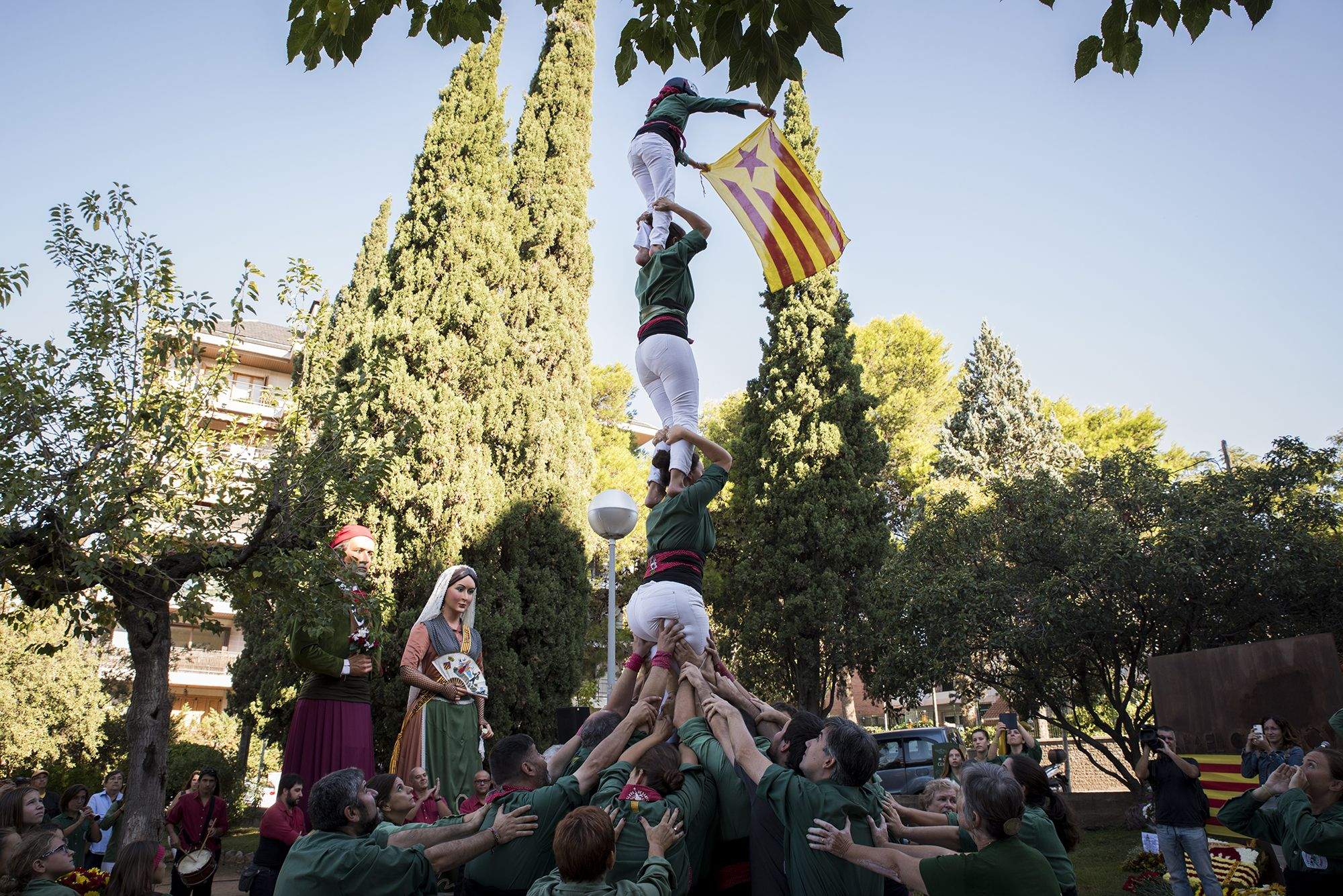 Els Castellers han participat a l'ofrena floral FOTO: Bernat Millet