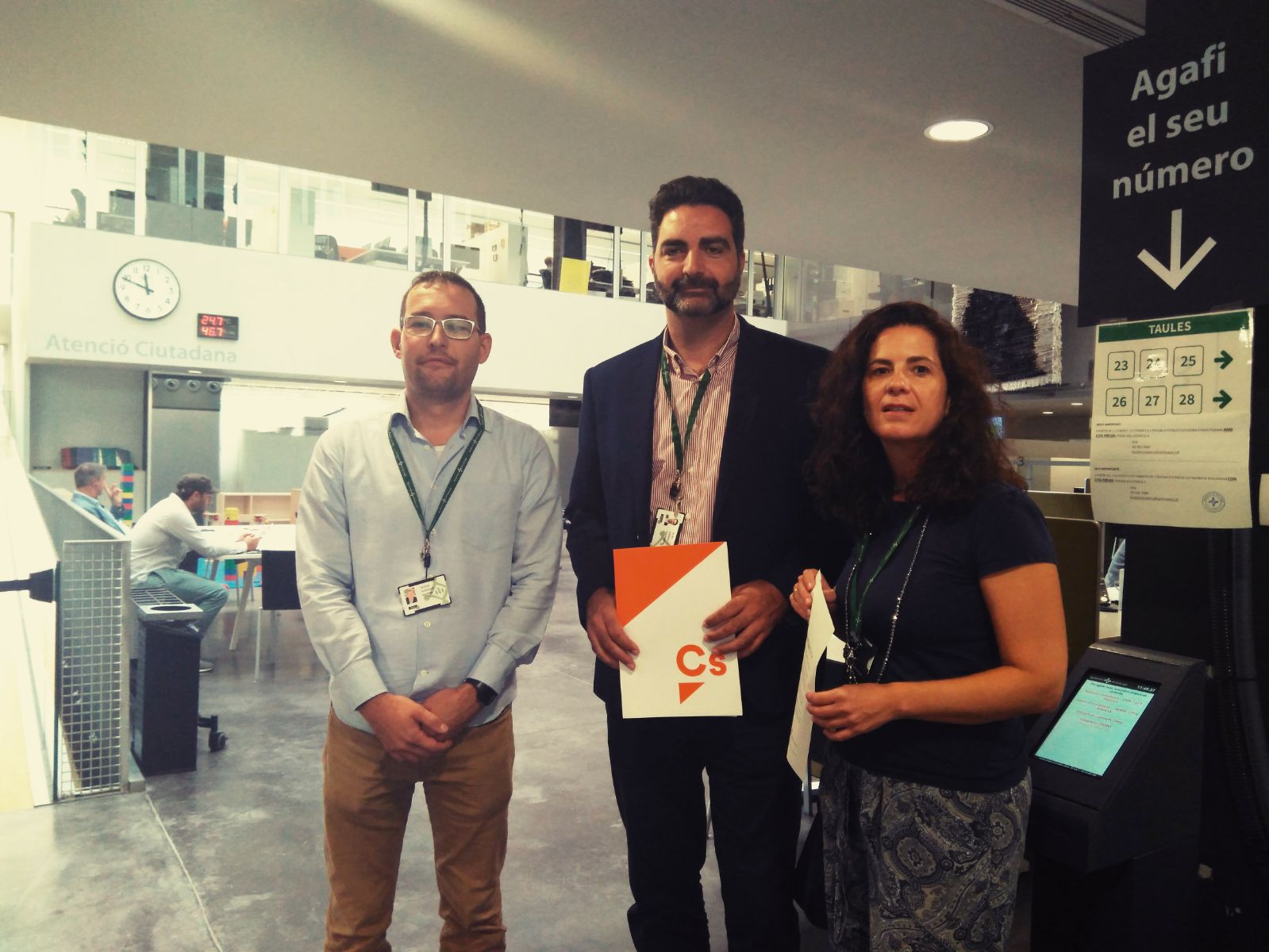 Els tres regidors de Ciutadans entregant la petició a l'Ajuntament FOTO: Twitter Ciutadans Sant Cugat 