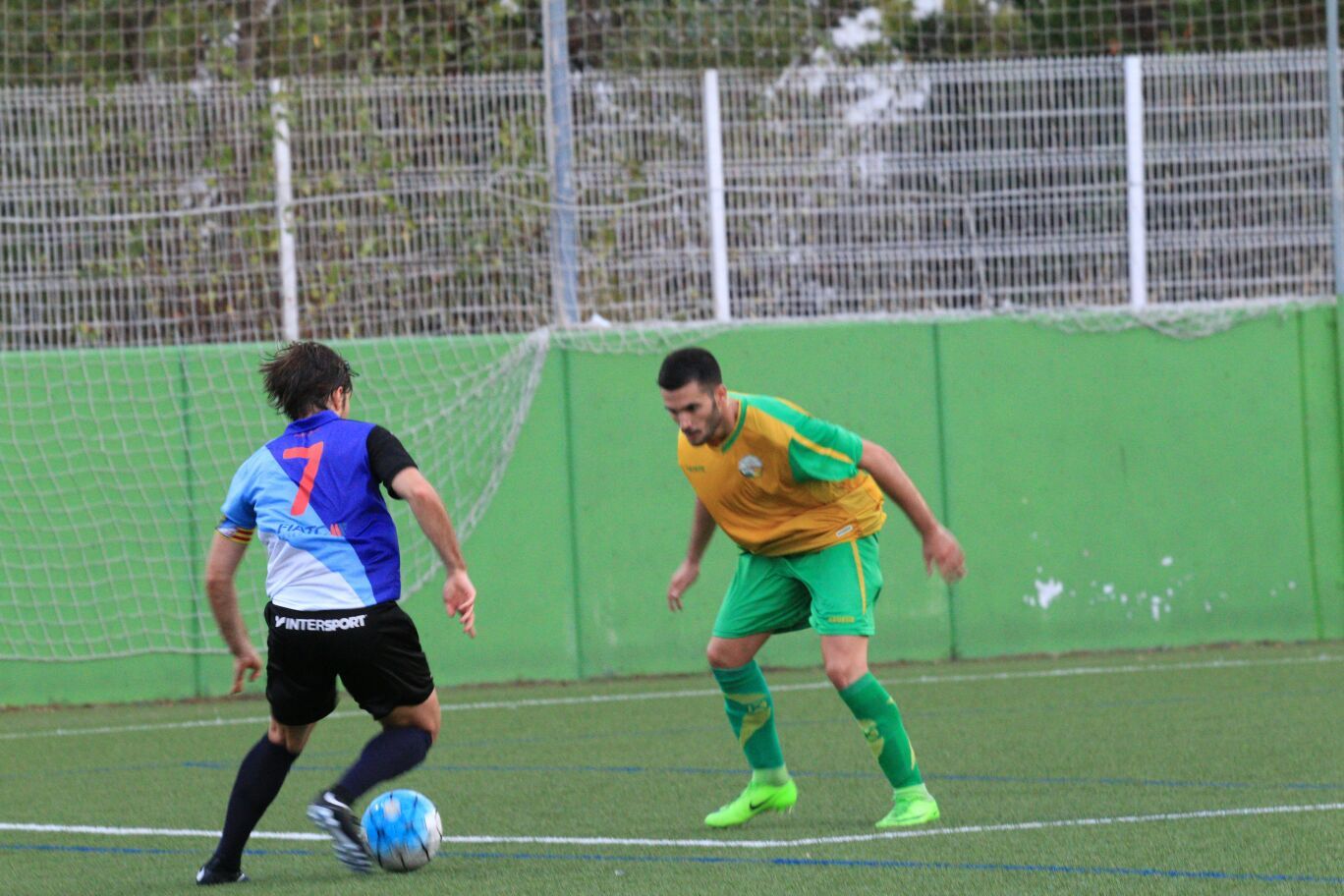 Nacho Moretones en una acció de la primera jornada de lliga entre el CE Olímpic Can Fatjó de Rubí i el Junior FC. FOTO: Lali Álvarez