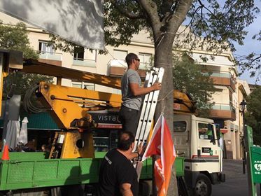 Imatge de la Brigada retirant la pancarta de Lluís Millet FOTO: Albert Guasch