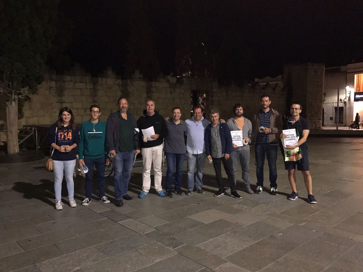 Simpatitzants de Demòcrates a la plaça d'Octavià aquest diumenge FOTO: Demòcrates