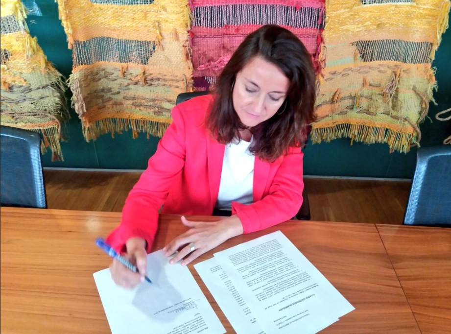 Conesa signant la petició. FOTO: Cedida