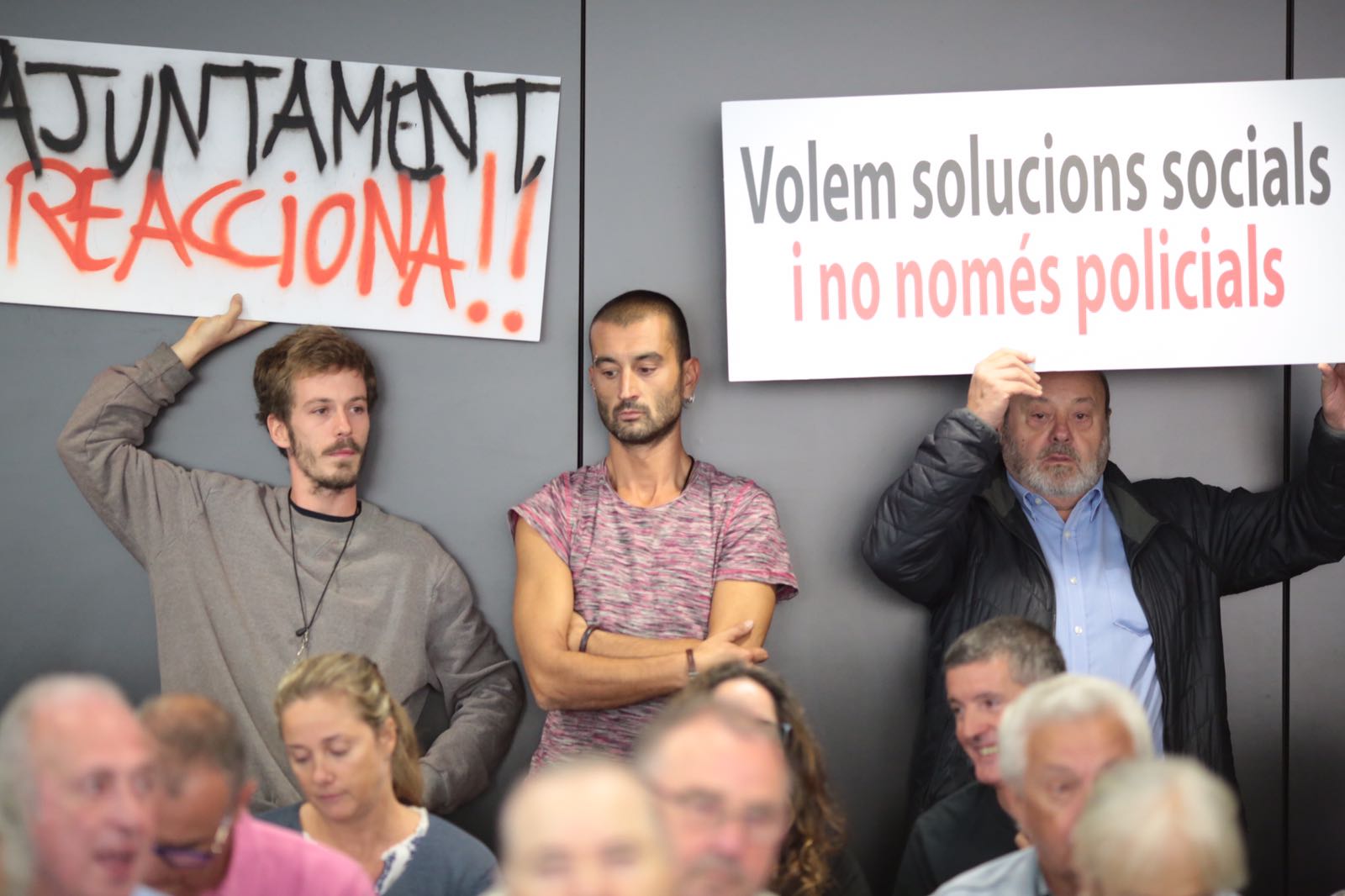 Veïns i veïnes de la Floresta i les Planes al Ple municipal  FOTO: Artur Ribera