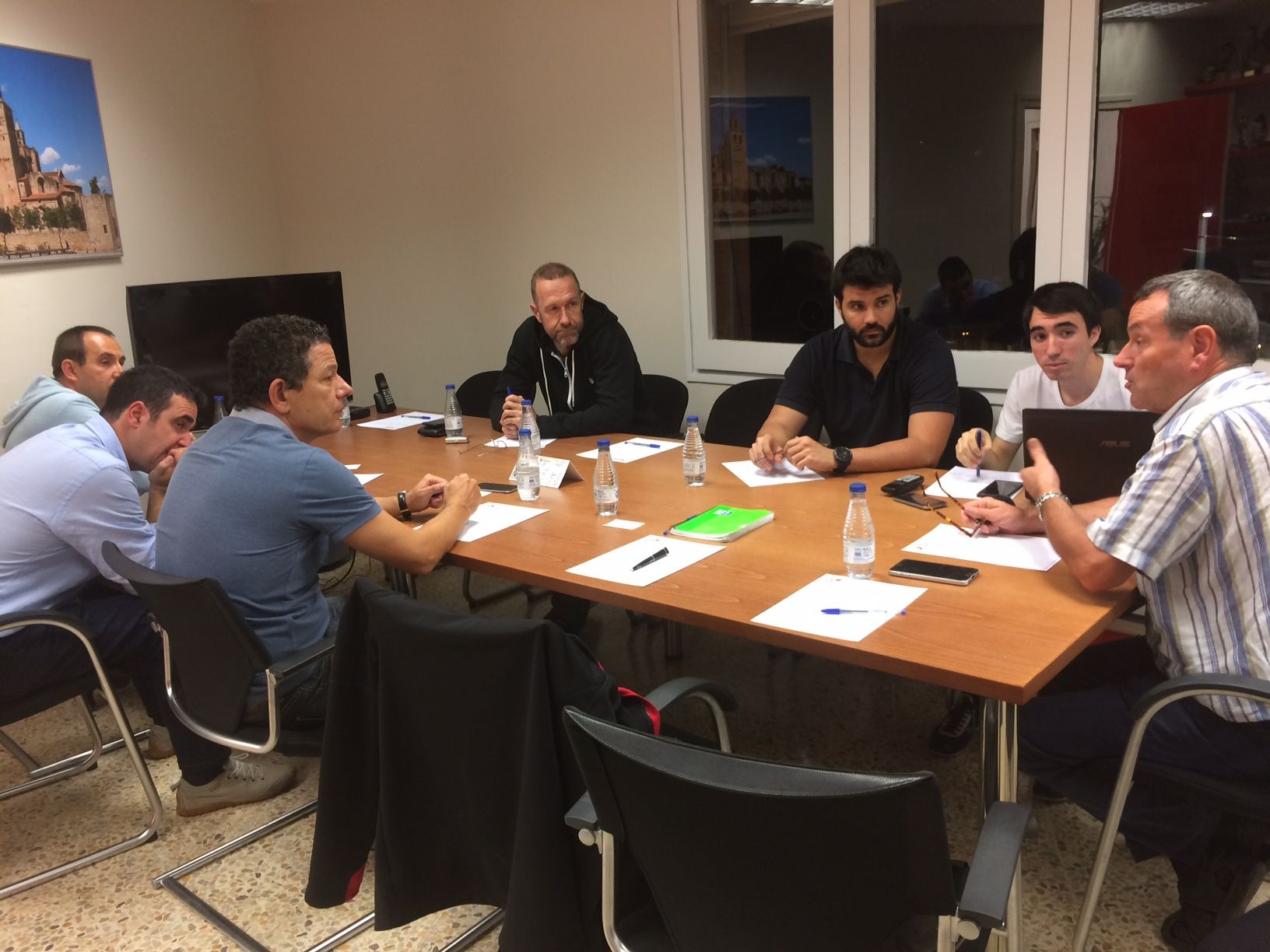 Representants dels cinc clubs que han assistit a la reunió de la Coordinadora. FOTO: Àlex López Puig