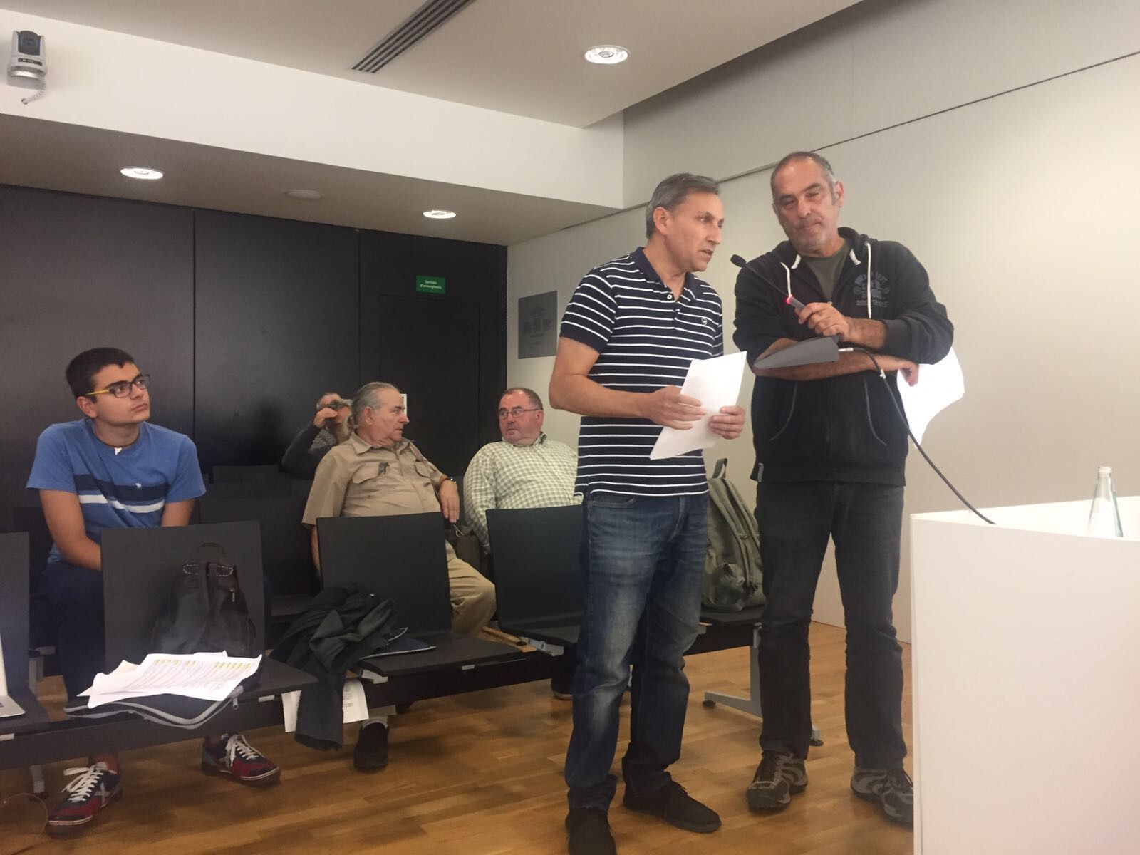 Eduard Pomar i Ramon Pique durant la seva intervenció al ple municipal FOTO: Àgata Guinó