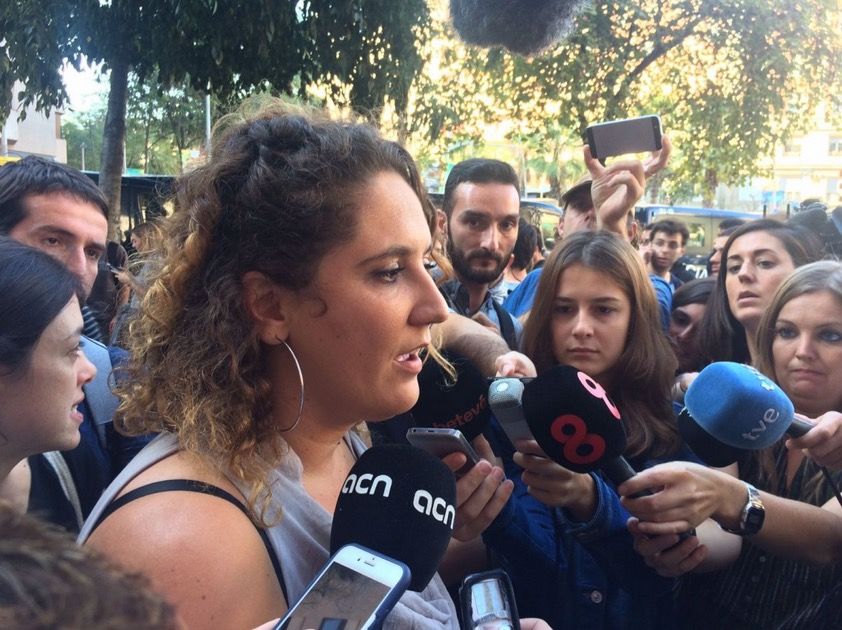Núria Gibert atén els mitjans de comunicació davant la seu de la CUP. FOTO: Abel Degà