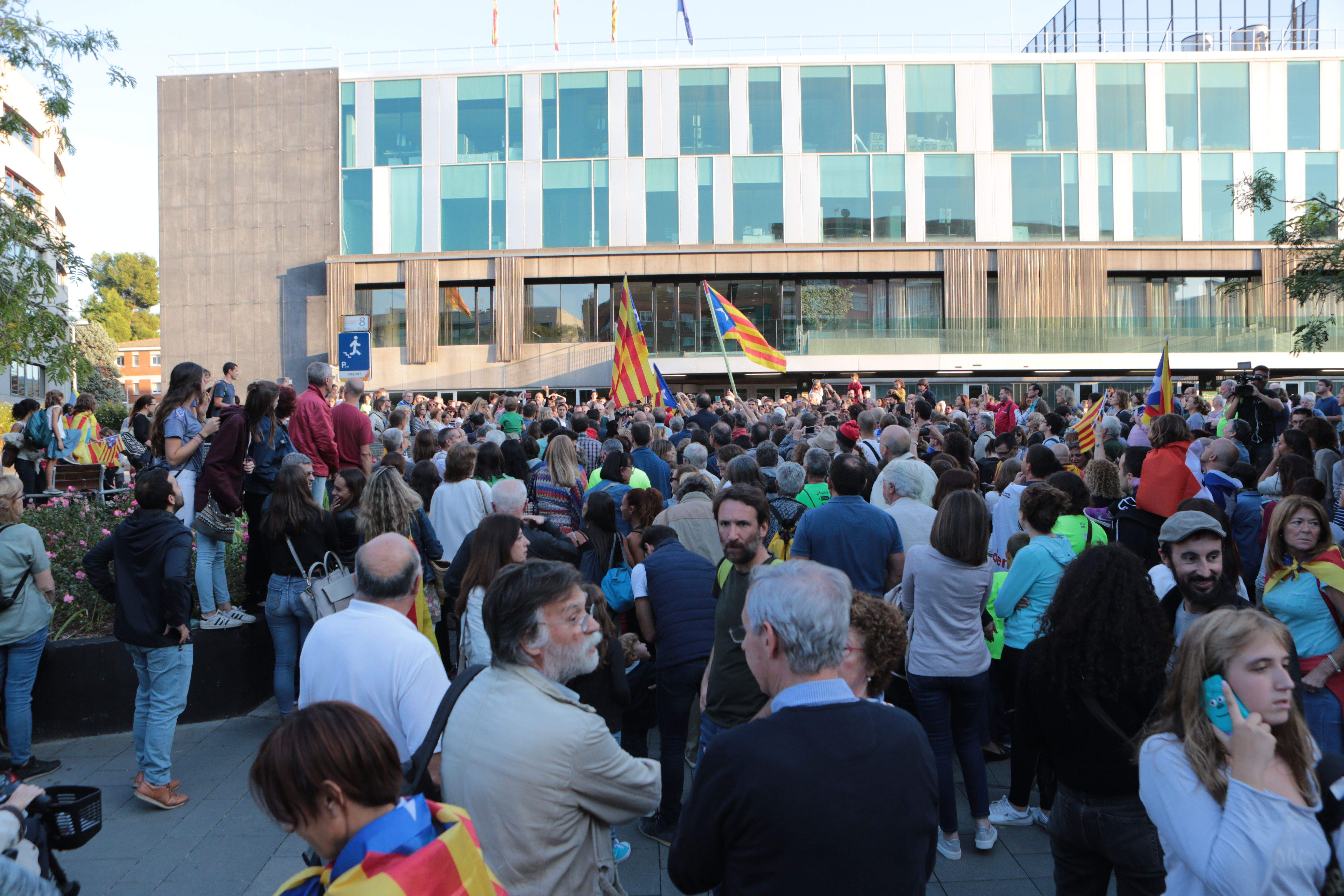 Centenars de santcugatencs s'han concentrat a l'ajuntament FOTO: Artur Ribera