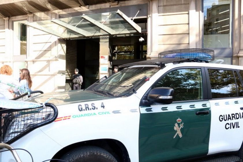 Captura de pantalla 2017 09 21 a las 15.26.Imatge general amb els cotxes i els agents de la guàrdia civil a les portes de la seu de l'ICF. FOTO: Maria Belmez (ACN)