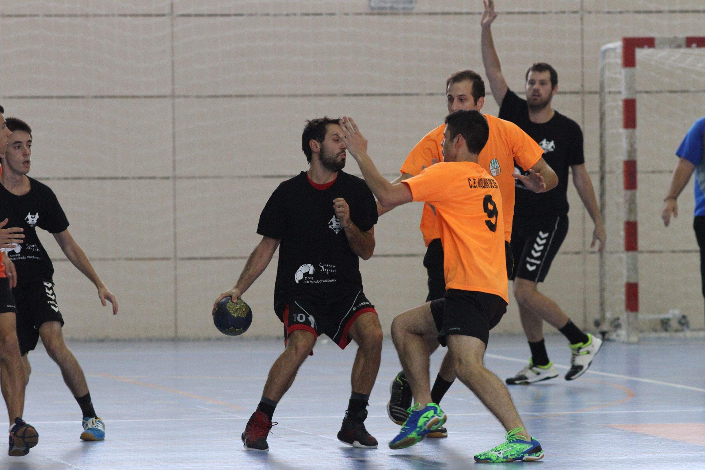 Imatge d'un partit de la primera edició del Torneig Internacional del Club Handbol Valldoreix. FOTO: Haidy Blanch