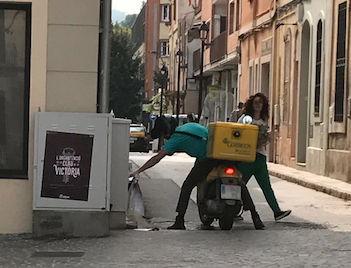 El treballador traient cartells FOTO: Cedida 