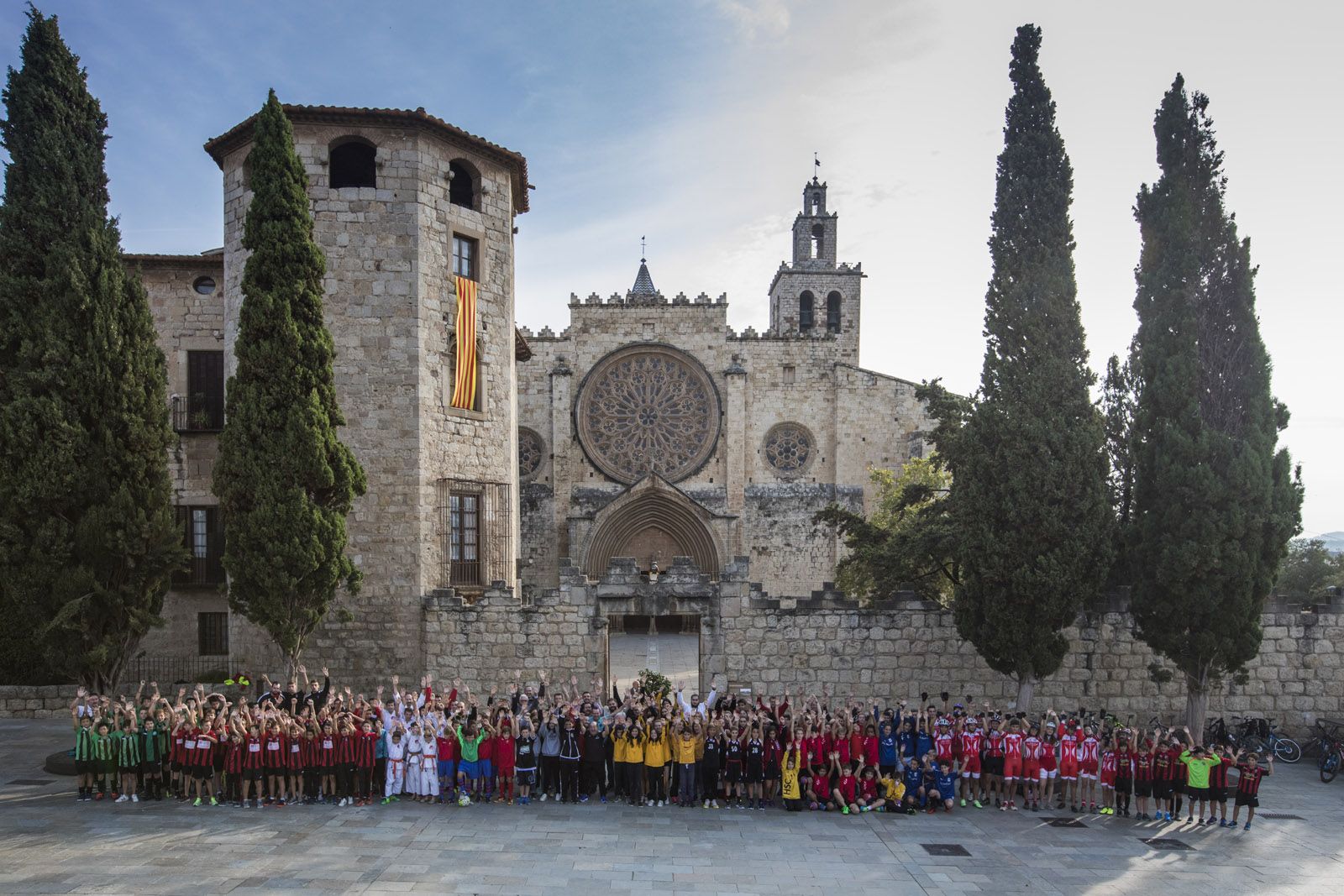 Representants dels 12 clubs de la Coordinadora d'Entitats Esportives han fet una fotografia oficial. FOTO: Lali Puig