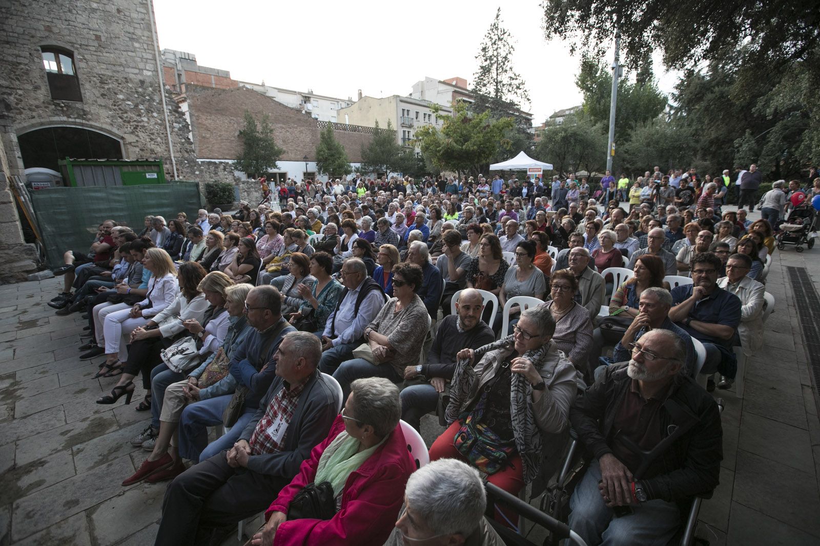 La plaça de l'Om s'ha omplert de gom a gom per l'acte del referèndum FOTO: Lali Puig 