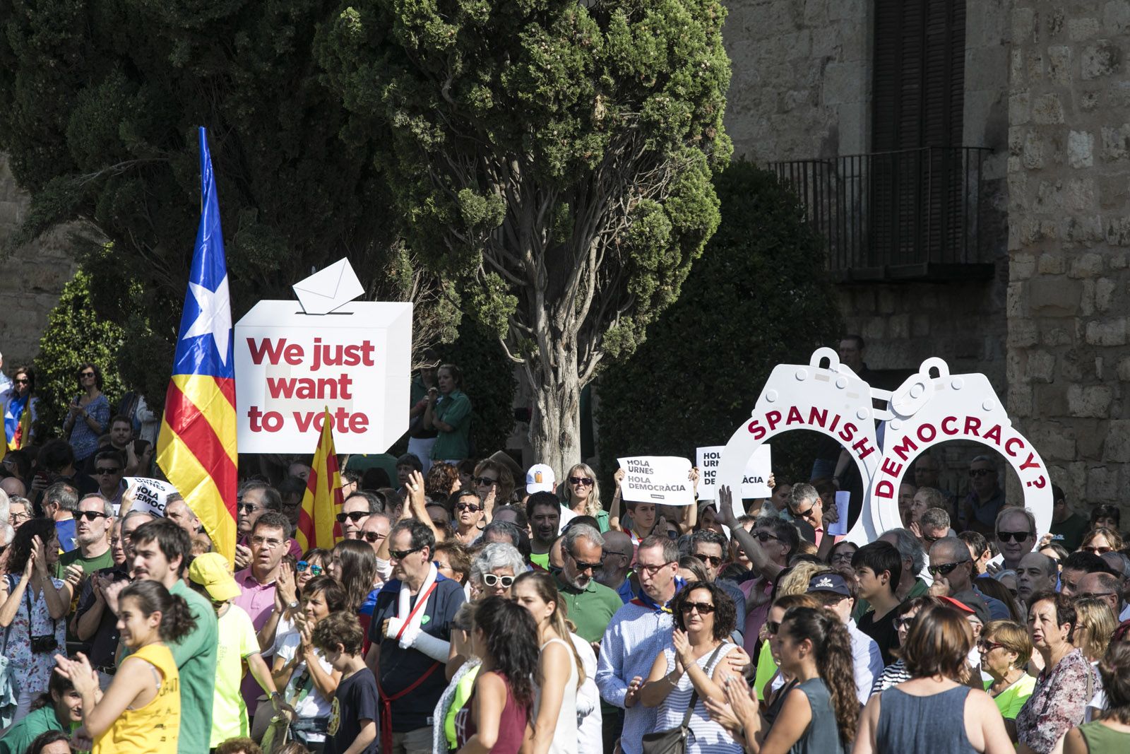 Pancartes i estelades en la Marató per la democràcia de Sant Cugat FOTO: Lali Puig