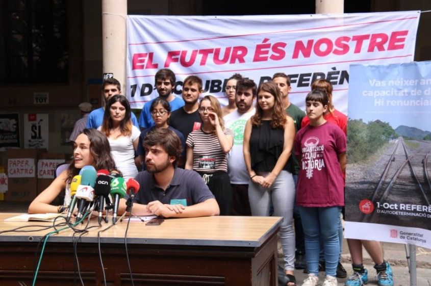 Els representants d'Universitats per la República Aina Delgado i Jordi Vives -asseguts-, amb altres membres de la plataforma estudiantil  FOTO:  ACN