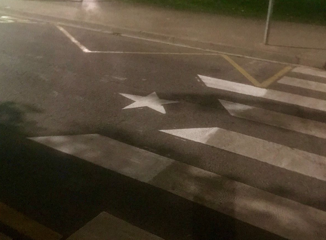 El pas de vianants transformat en estelada a Sant Cugat 