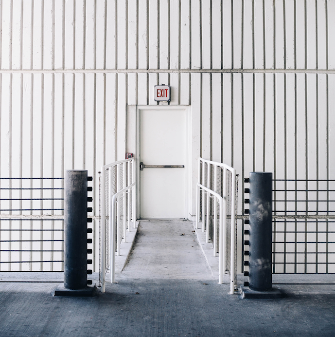 Una porta i diversos elements galvanitzats FOTO: The Creative Exchange (Unsplash)