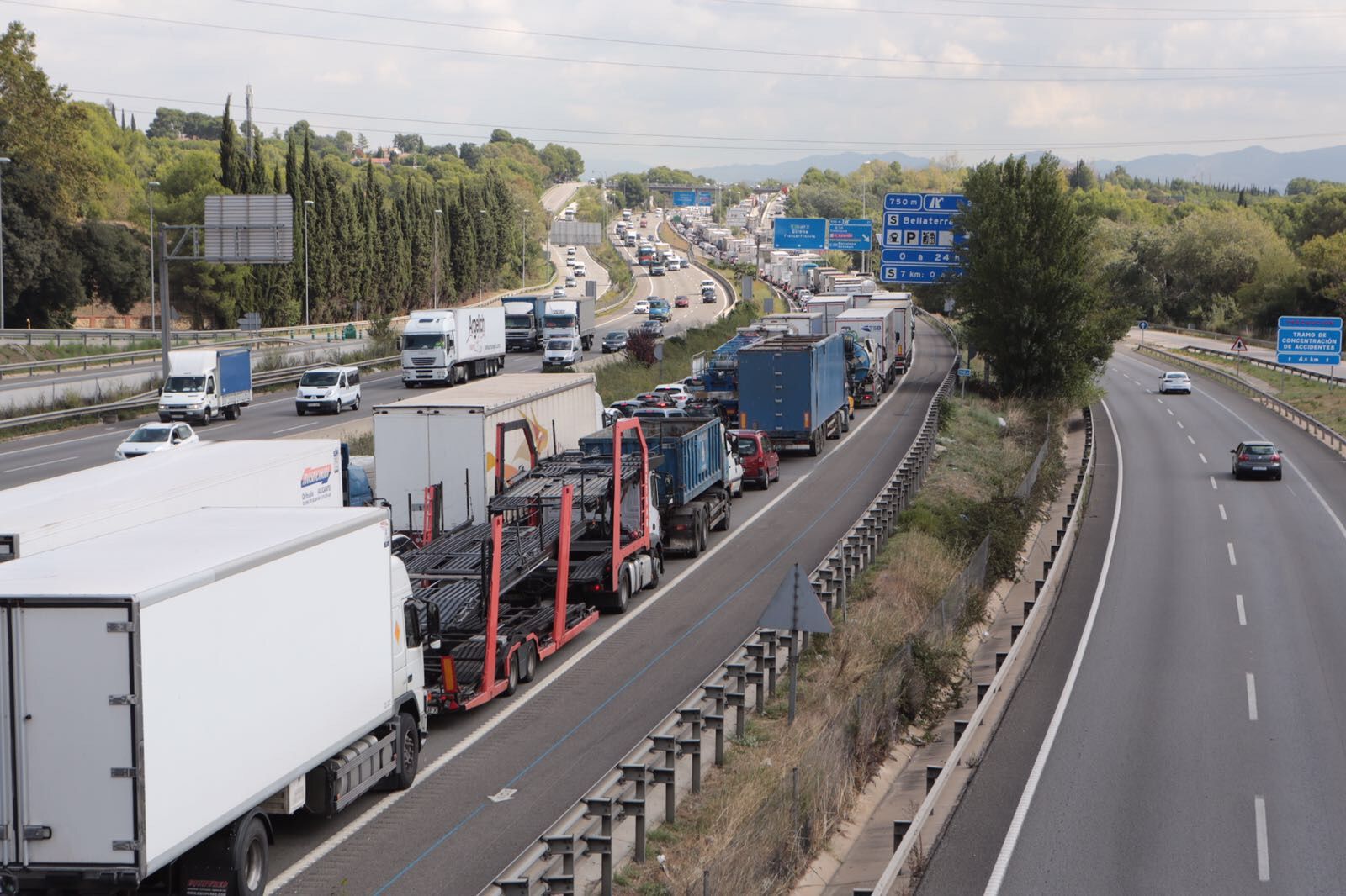 Els estudiants han tallat la via en ambdós sentits FOTO: Artur Ribera 