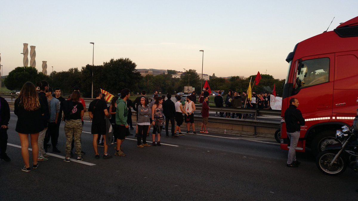 Els estudiants han tallat el trànsit aquest dijous, 28 de setembre FOTO: @edmons675