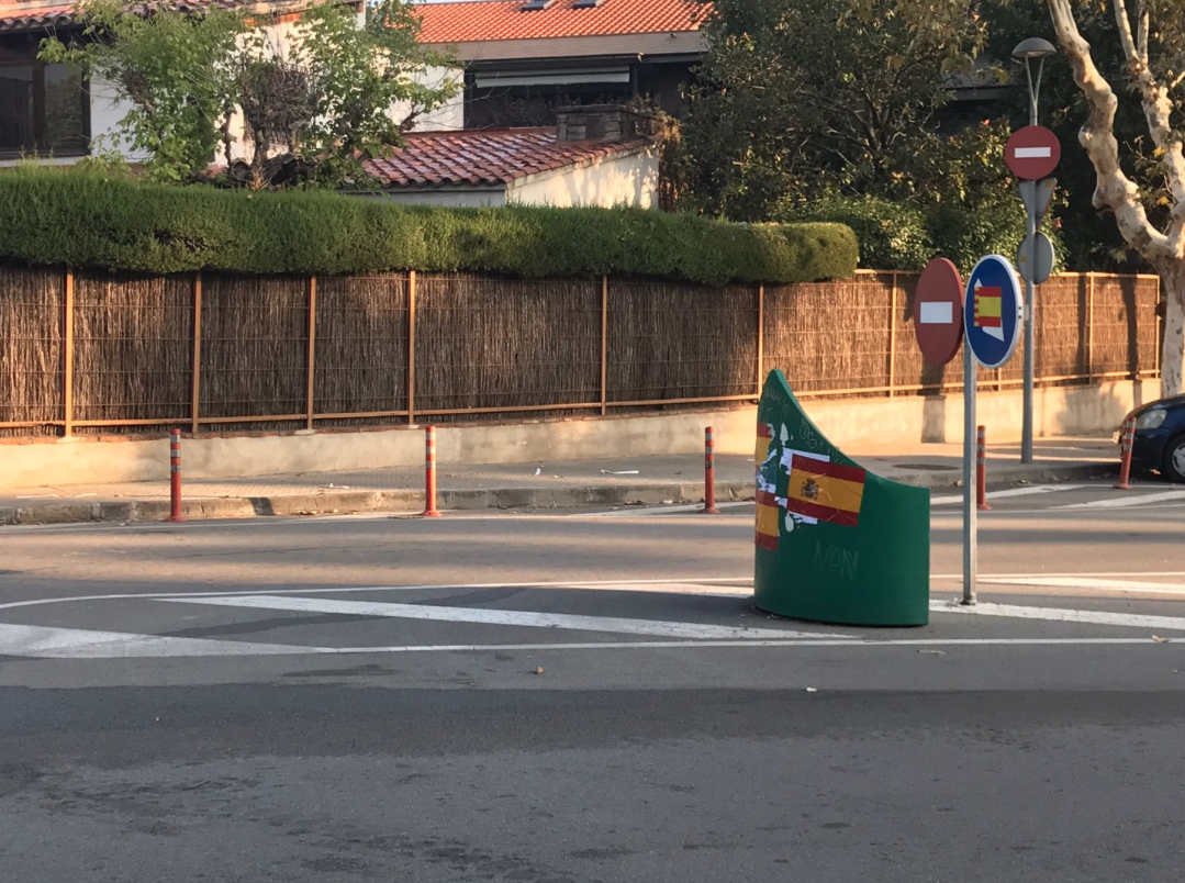 Banderes espanyols en elements del trànsit a Sant Cugat FOTO: Cedida