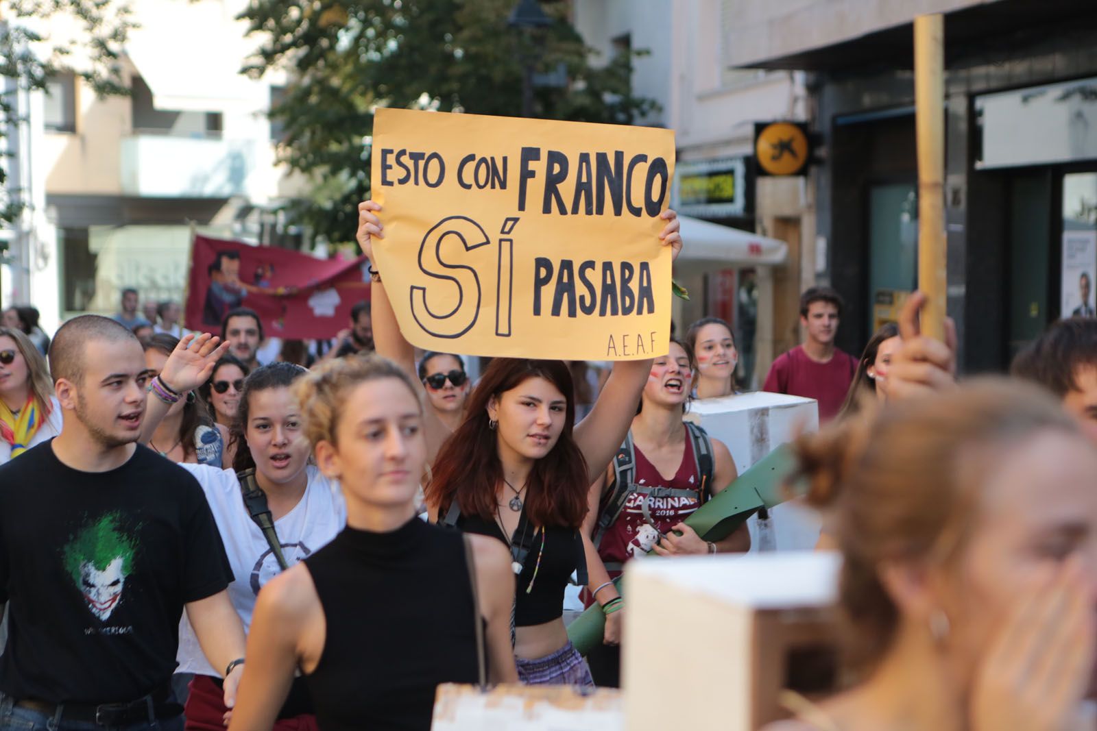 Estudiants santcugatencs manifestant-se FOTO: Artur Ribera 