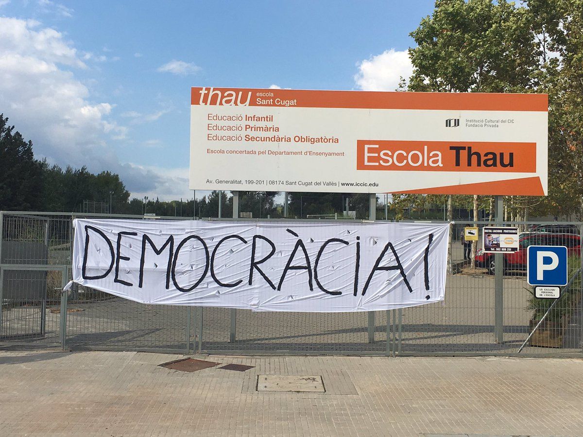 La pancarta penjada a la porta del Thau Sant Cugat FOTO: Twitter Thau Sant Cugat 