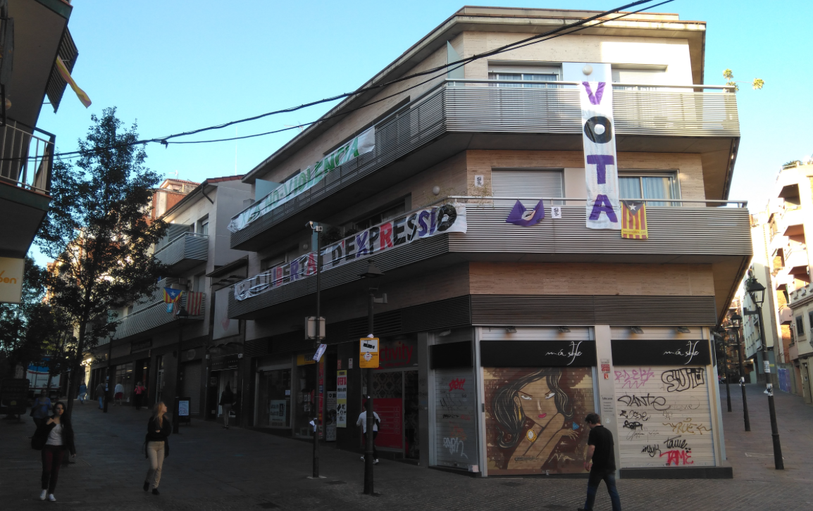Pancartes al carrer de Valldoreix FOTO: TOT Sant Cugat