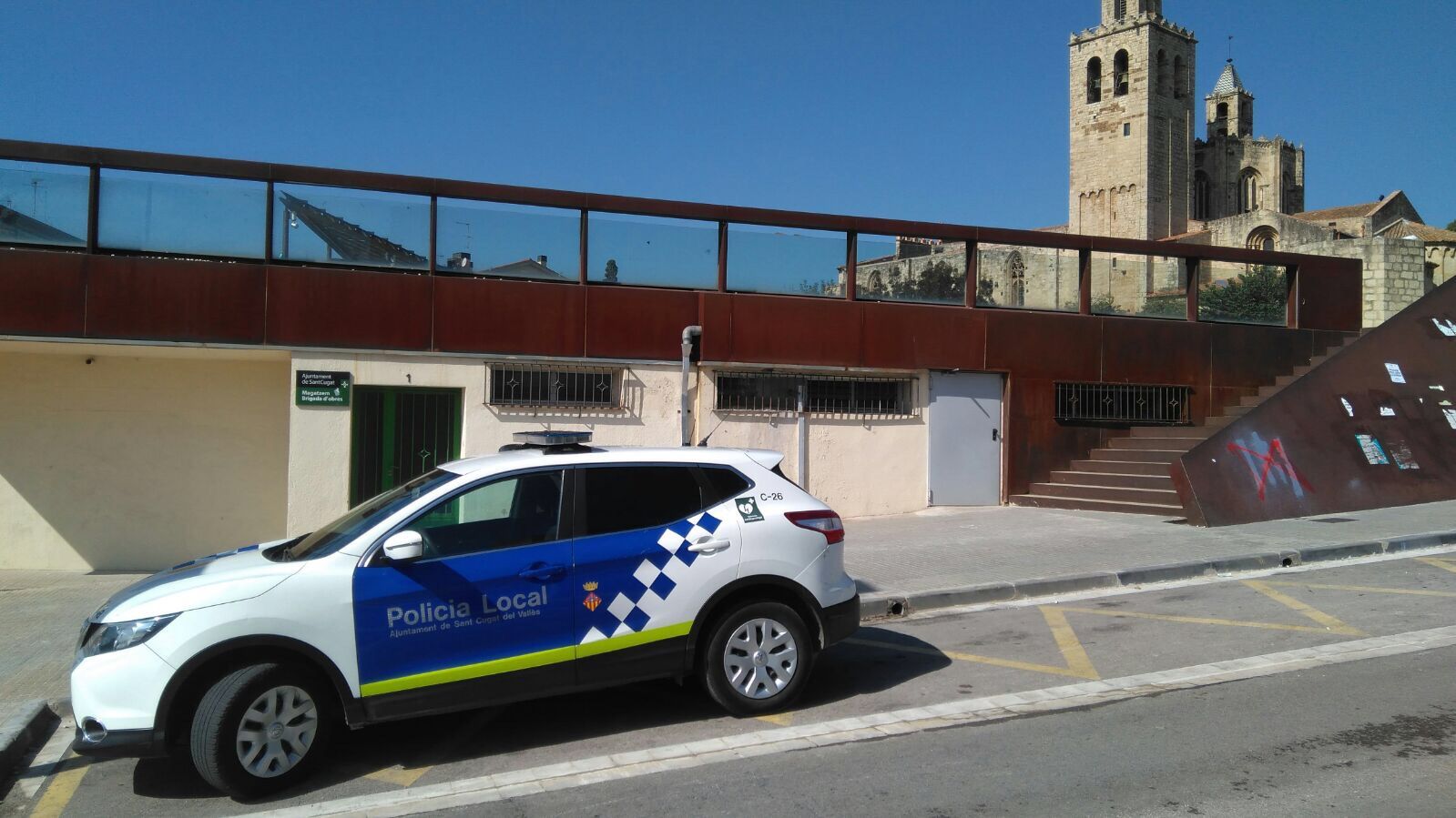 Una patrulla de la Policia Local aquest matí davant la Brigada FOTO: Redacció 