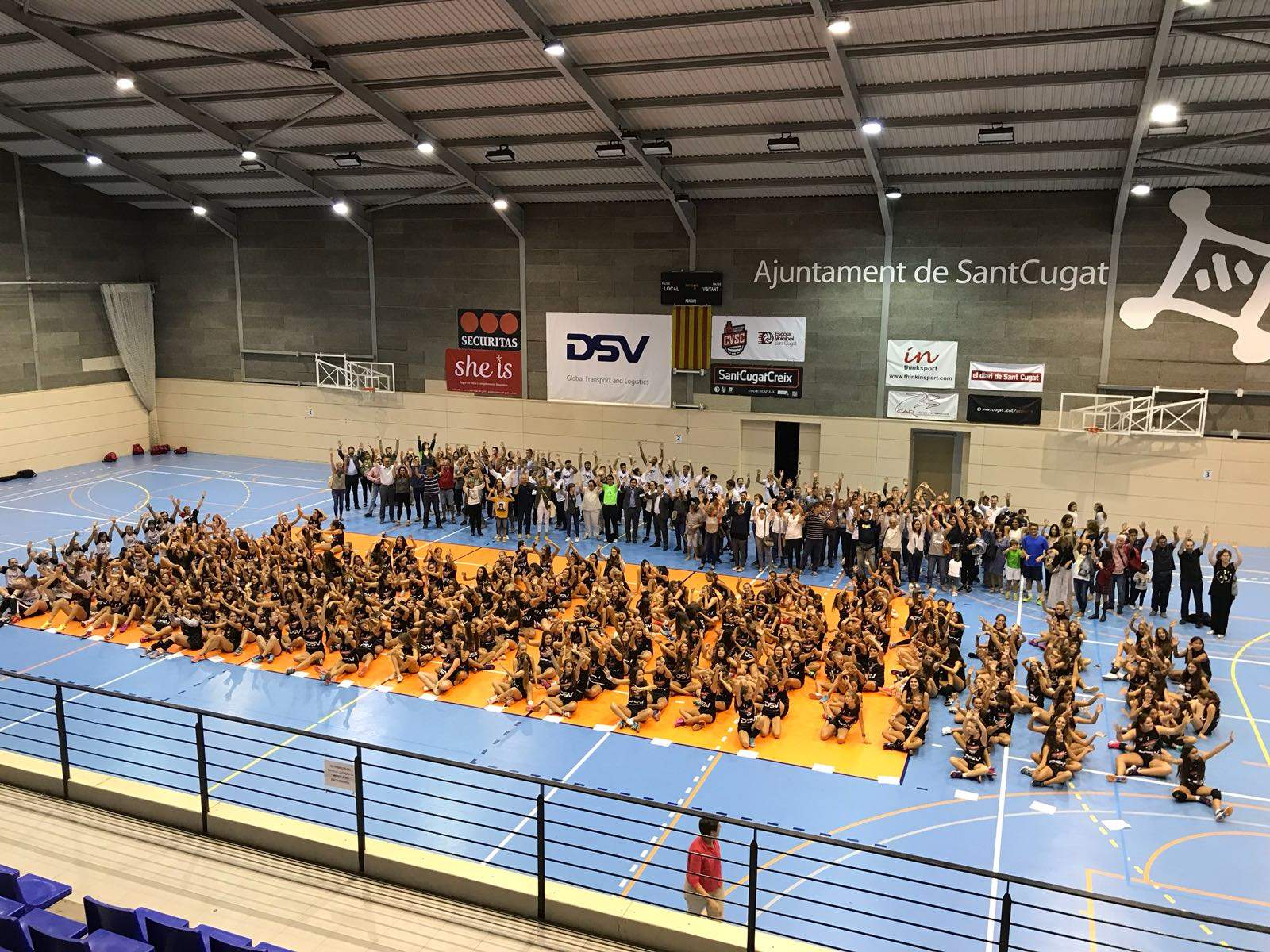 Imatge dels 24 equips del DSV Club Voleibol Sant Cugat a la presentació. FOTO: DSV CV Sant Cugat