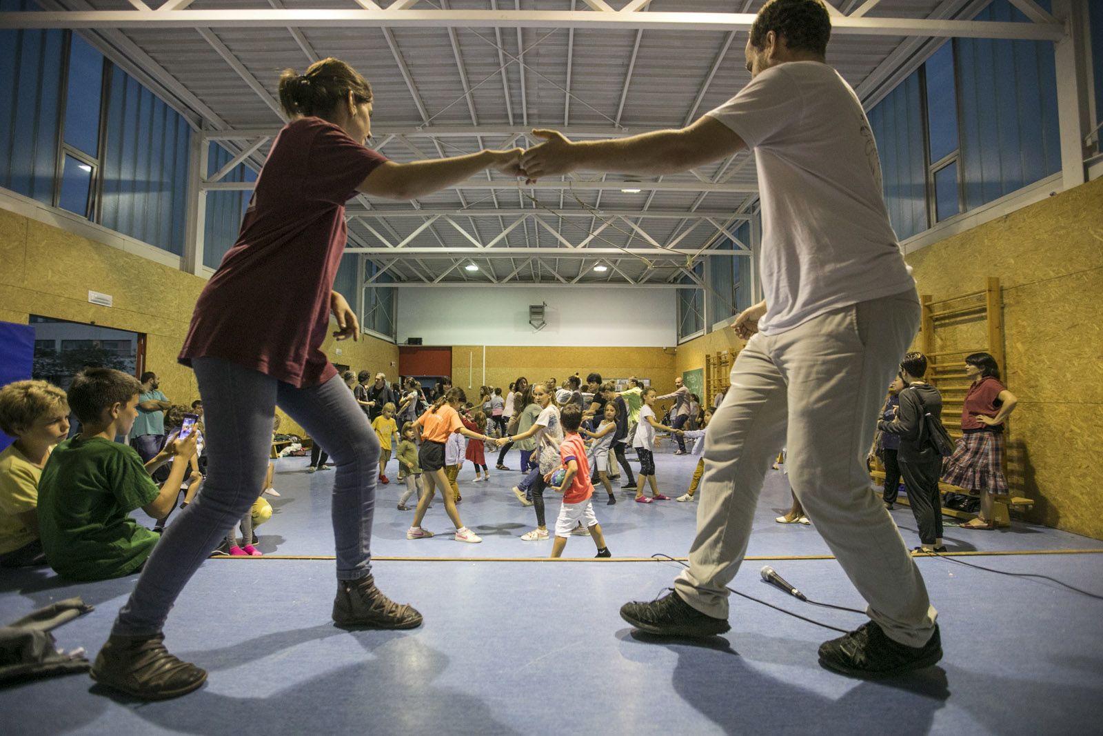 L'escola Turó de Can Mates acollint classes de swing FOTO: Lali Puig