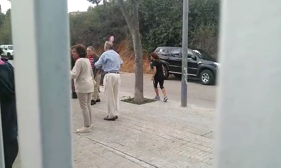 Imatge del vídeo de la parella que ha increpat a votants