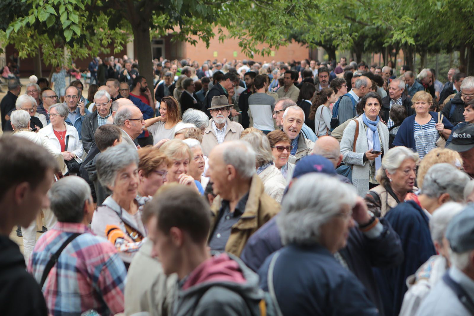 Ple de gom a gom a l'IES Joan Maragall. FOTO: Artur Ribera
