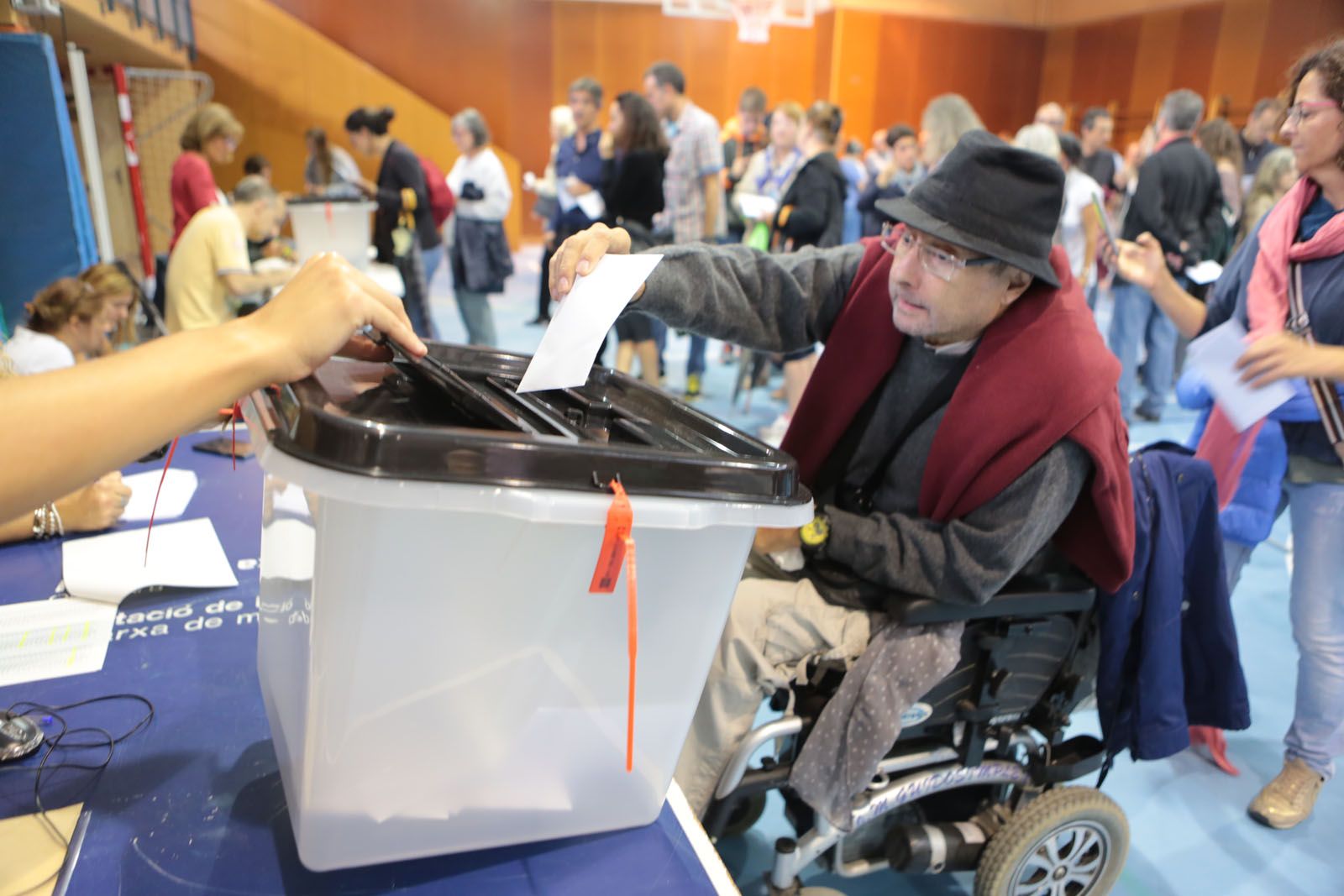 Un home votant a Sant Cugat FOTO: Artur Ribera