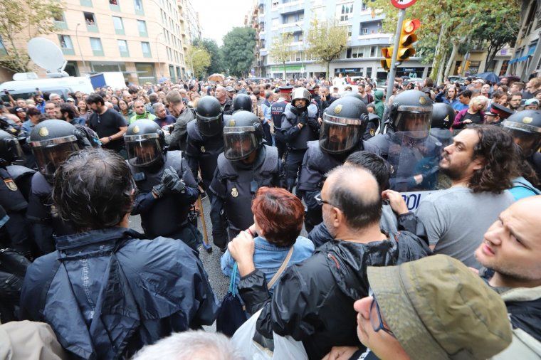 La policia espanyola carregant FOTO: Jordi Borràs