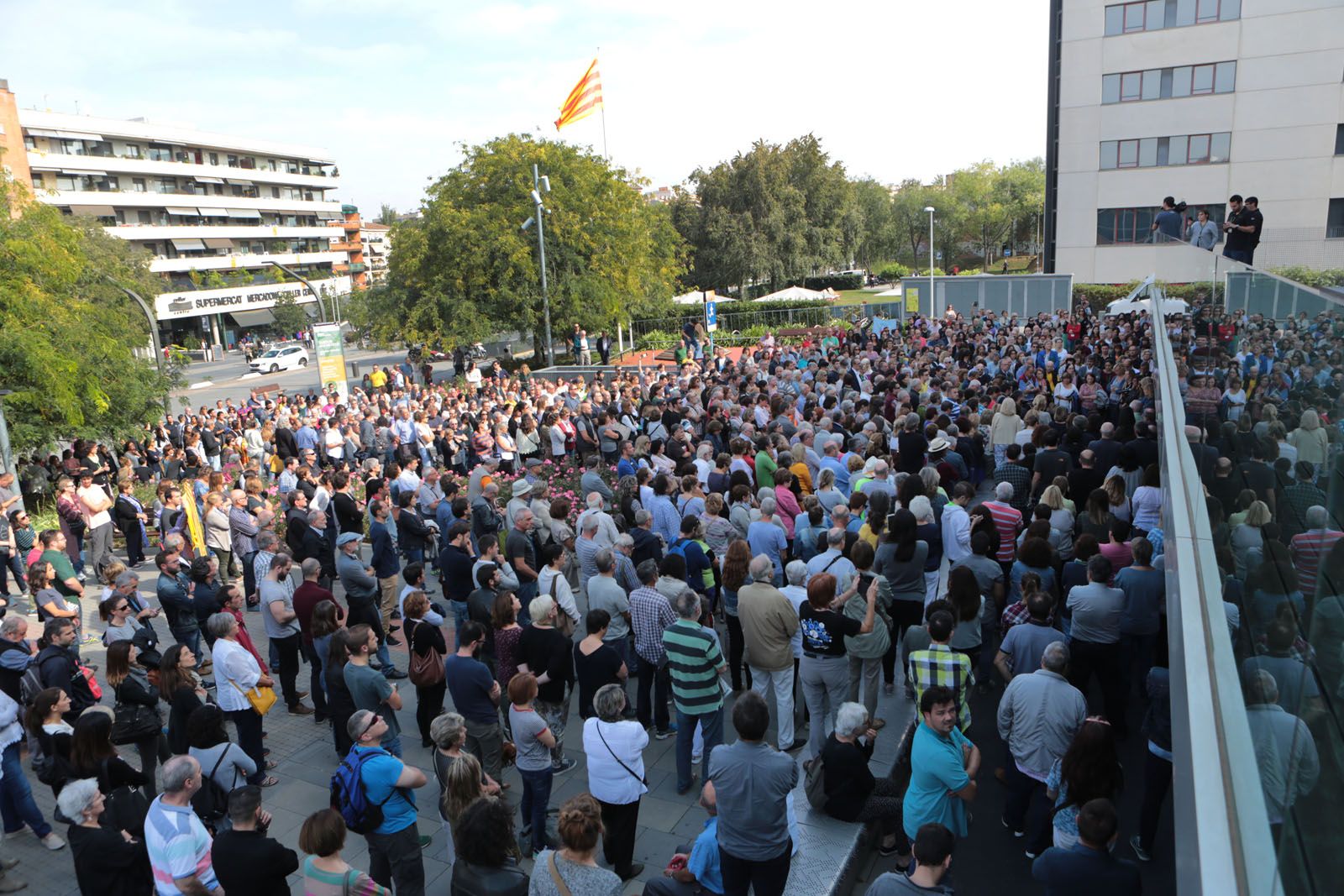 Centenars de santcugatencs a la plaça de la Vila FOTO: Artur Ribera 