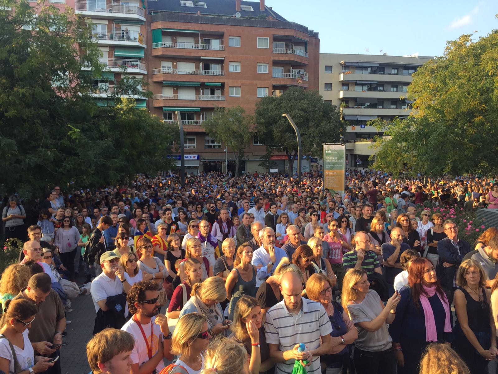 Manifestació a la tarda del 3-O a Sant Cugat FOTO: ÀGATA GUINÓ