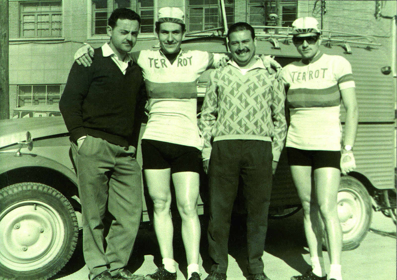 Tomás Salazar, el primer de la imatge, i Magí Porta, el quart, l’any 1970.