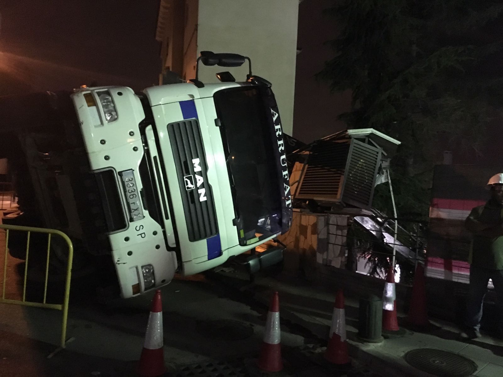 El camió ha bolcat a la plaça de l'estació. FOTOS: Cedides
