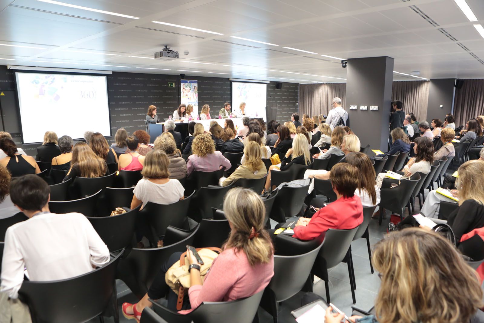 Desenes de persones han assistit a la inauguració del Women Congress FOTO: Artur Ribera
