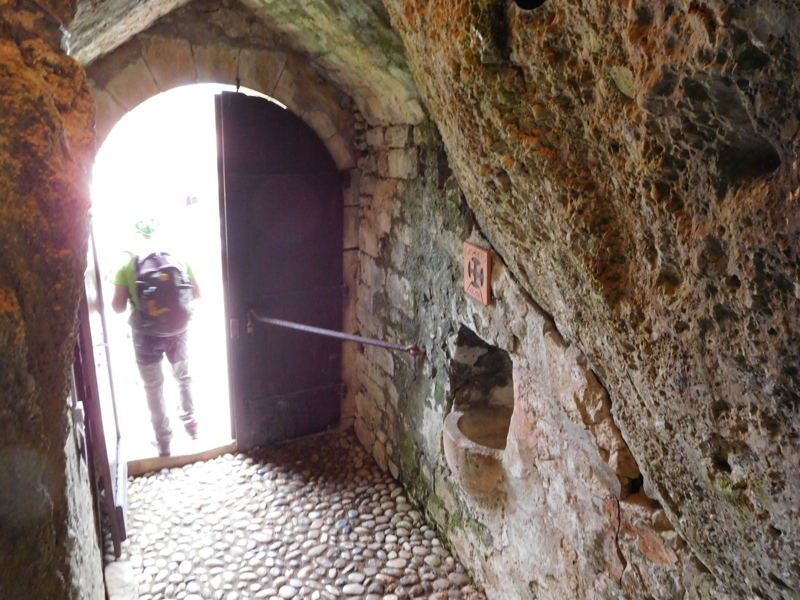 SILVANO BENDINELLI   SENDERISME PASSANT PER L'ESGLESIA RUPESTRE DE VALS, ARIEGE